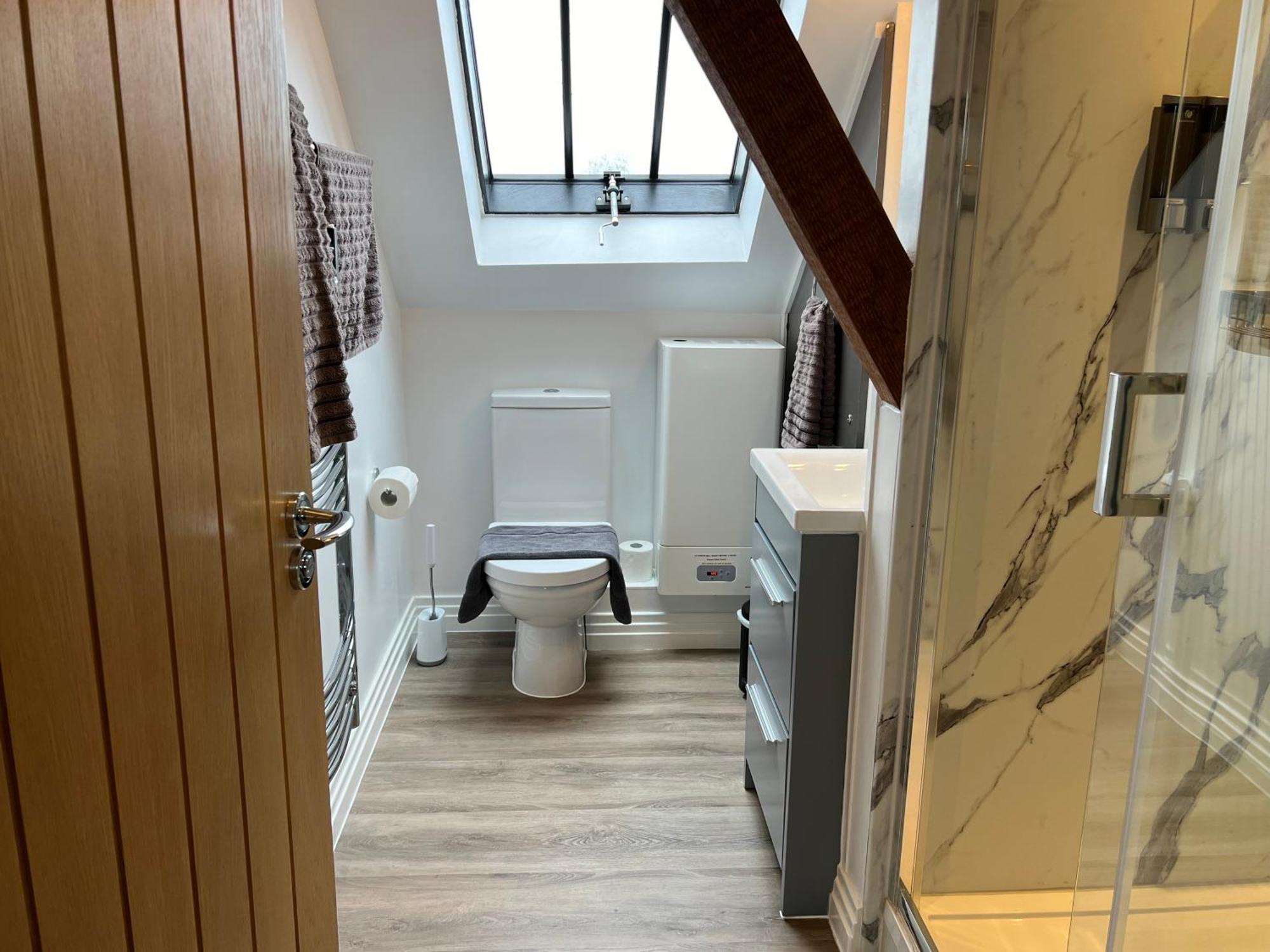 Glastonbury Secret Retreat - 1 Bd Split-Level Apt, Sleeps 3 Exterior foto